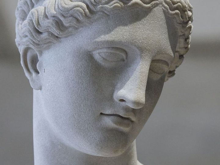 Detalle-de-la-Venus-de-Arles-de-Praxiteles-Museo-del-Louvre-min