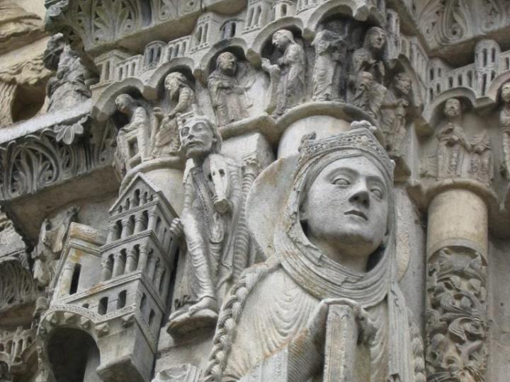 Detalle-de-la-puerta-real-de-la-Catedral-de-Chartres-min