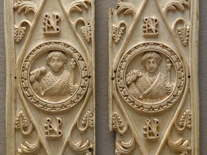 Diptico-de-marfil-bizantino-c.-506-a.-C.-en-el-Museo-del-Louvre-min