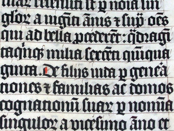 Ejemplo-de-caligrafia-en-latin-que-representa-una-Biblia-de-1407