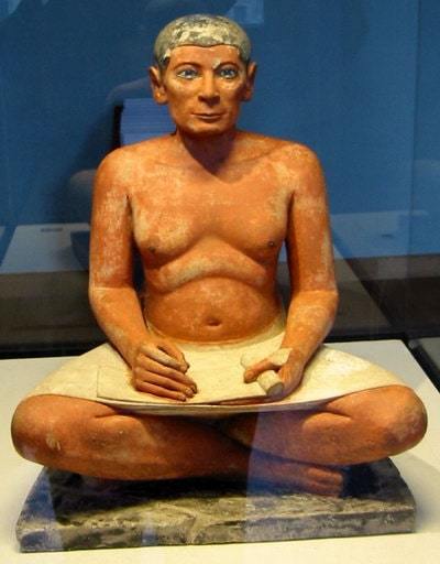 El-escriba-sentado-piedra-policromada-de-la-dinastia-V-de-Saqqara-Museo-del-Louvre