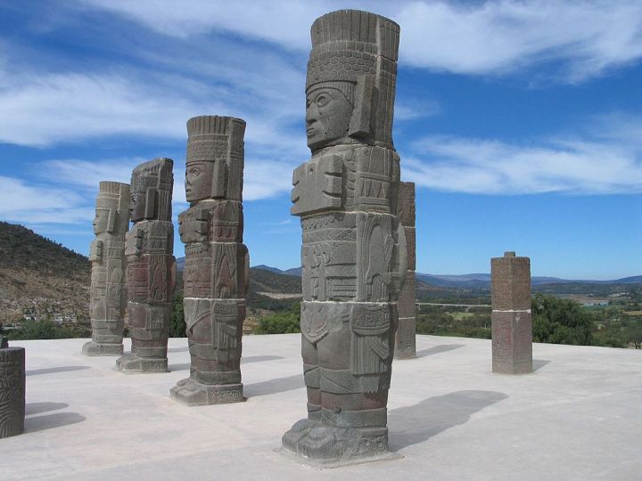 Guerreros-toltecas-representados-por-las-famosas-estatuas-de-los-atlantes-de-Tollan-Xicocotitlan