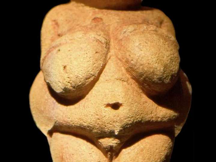 La-Venus-de-Willendorf.-Es-una-venus-paleolitica-datada-entre-los-anos-27-500-y-25-000-a.-C