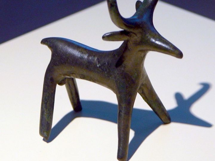 Pequena-escultura-en-bronce-representando-un-ciervo-de-la-cultura-de-Hallstatt-datado-entre-el-siglo-VII-y-VI-a.-C.-min
