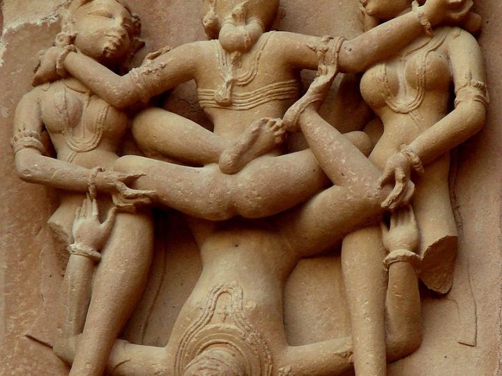 Relieve-erotico-del-Kama-sutra-en-Khajuraho